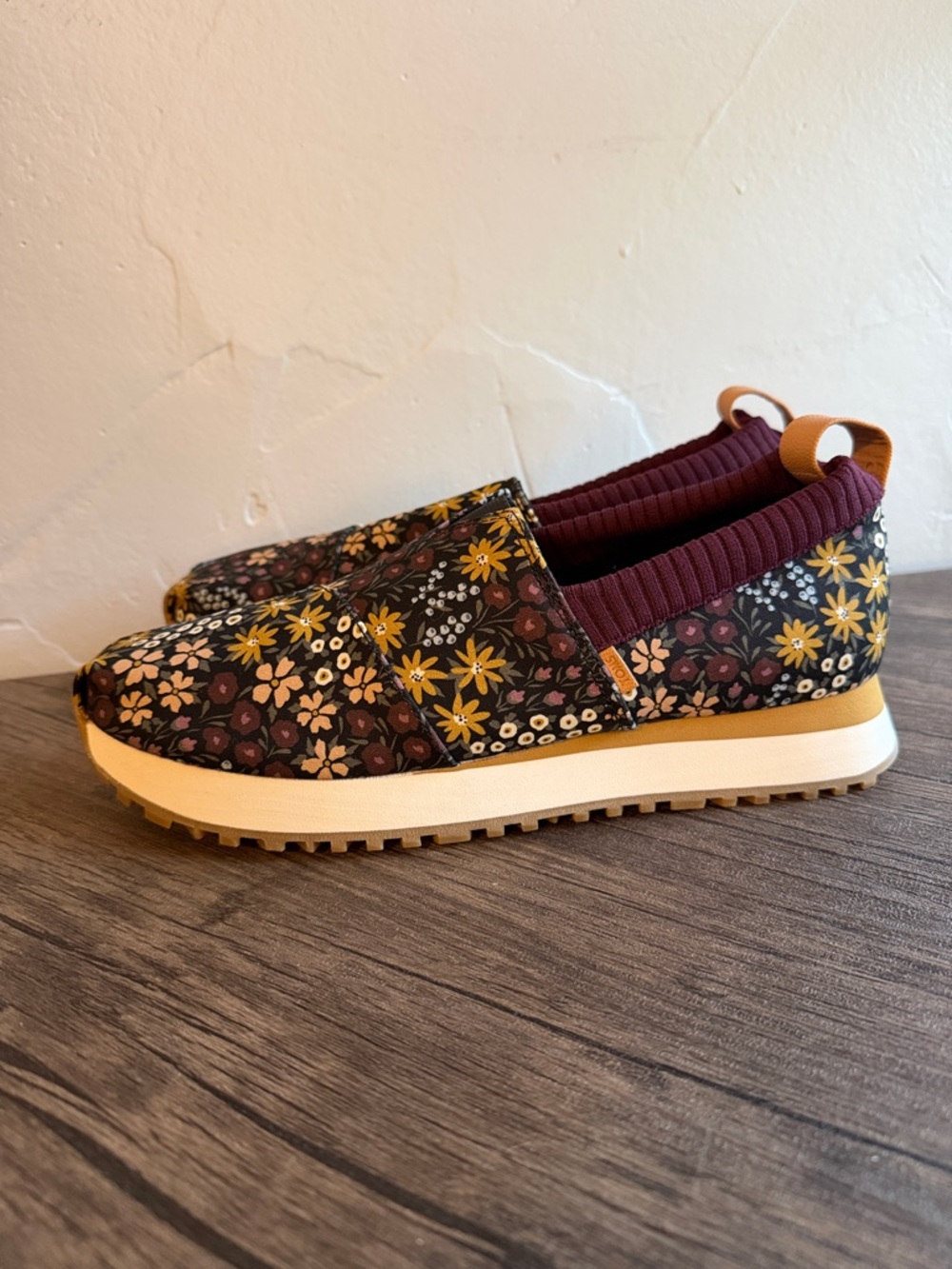 Toms Resident 2.0 Black Wildflower Sneaker NWOT